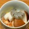 Ajoutez le poulet, le kamaboko, les ginnan, les shiitake et les crevettes.