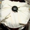 Placer un couvercle enveloppé d'un torchon va éviter que la vapeur condensée ne goutte dans les tasses. 