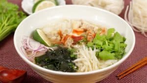Lire la suite à propos de l’article Recette de Pho de poulet (soupe de nouilles de riz vietnamienne avec du bouillon de poulet façon japonaise)