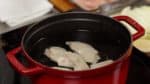 Ensuite, préparez le délicieux bouillon de poulet. Versez 800ml (3.38 cups) d'eau dans une casserole et ajoutez les ailes de poulet préparées.