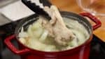 Ferva por 7 a 8 minutos em fogo baixo, então remova as coxas de frango e a alga kombu.
