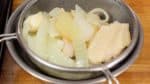 スープを取った手羽先と香味野菜は、他のスープや鍋の具材として再利用できます。