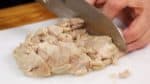 Quand la cuisse de poulet a refroidie, coupez-la en lamelles taille bouchée. 