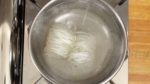 Coloque o macarrão em água fervente. Mexa um pouco para soltar a massa.