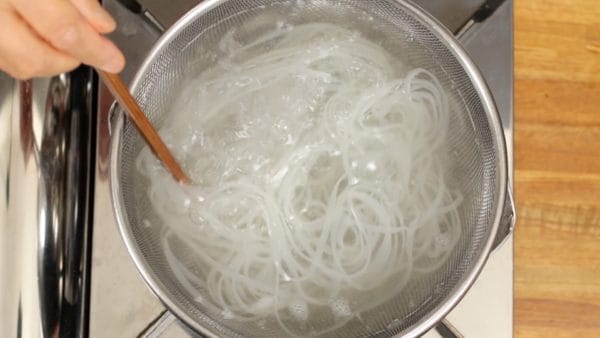 Cook for about 5 minutes. If you want to shorten the boiling time, soak the noodles in lukewarm water for a while before cooking them.