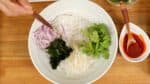 Fügt die leicht gekochten Moyashi Sojasprossen und zarten Blattspitzen des Korianders hinzu.