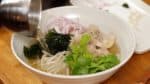 Versez dessus la soupe bien chaude. Cette délicieuse soupe de poulet avec le goût umami du kombu va vous donner envie de la savourer jusqu'à la dernière goutte.