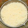 まず、ご飯を炊く前に米を洗ってザルに30分ほど上げておきます。