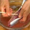 割り箸等で、臭みの原因となる血合いをきれいにかき出します。流水でよく洗います。