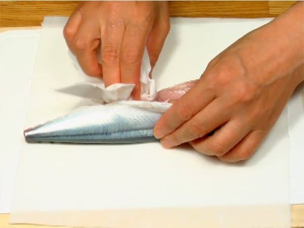 Wipe the fish outside and inside with a paper towel.
