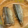 Place the sanma onto a plate. This process removes any unwanted smells and increases its fragrant flavor.