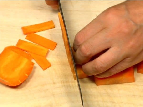 Let's cut the ingredients. Cut the carrot into 4 pieces. Slice it into thin slices.