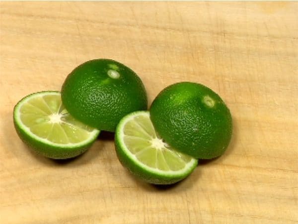 Cut the sudachi, a type of Japanese green citrus, in half.