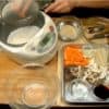 Faites cuire le takikomi gohan au sanma. Placez le riz prélavé dans un cuiseur à riz.