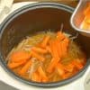 Ajoutez le gingembre en aiguilles et la carotte en tranches.