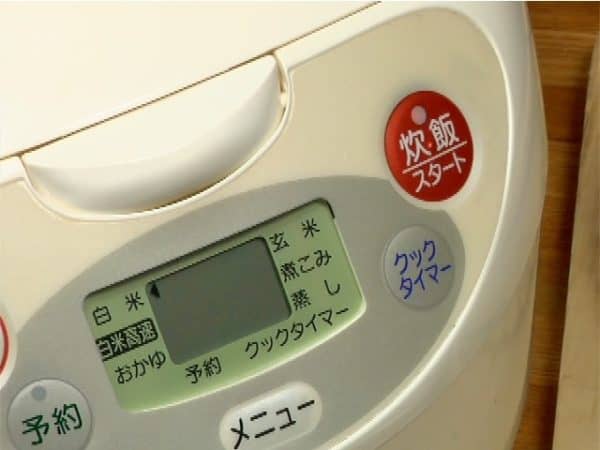 Close the lid and set the rice cooker.