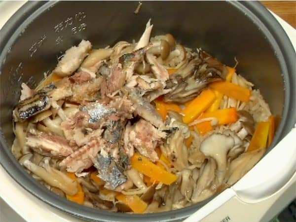 Return the boneless sanma in the rice cooker again.