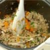 Mélangez le riz et les ingrédients jusqu'à ce qu'ils soient grossièrement mélangés.