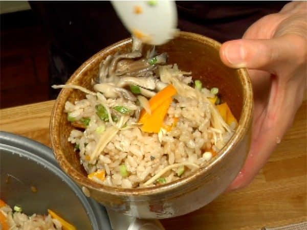 Place the takikomi gohan into a bowl.