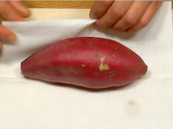 First, let's cook the sweet potatoes. Wash the sweet potatoes beforehand and wrap it with a paper towel.