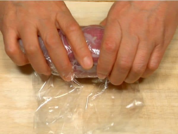 用保鮮膜將番薯緊緊包裹起來。