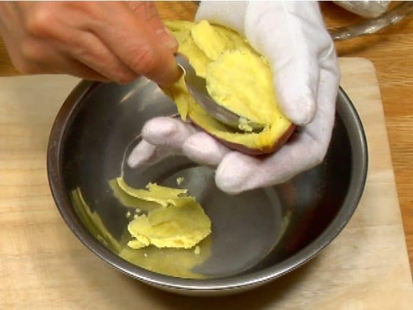 While it is still hot, scoop out the flesh of the potato with a spoon. When still hot, it is easier to scoop it out, and the sugar blends in quickly.