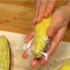 Use a película aderente para moldar novamente a batata doce com as mãos.