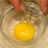 將水加入蛋黃中，攪拌均勻。