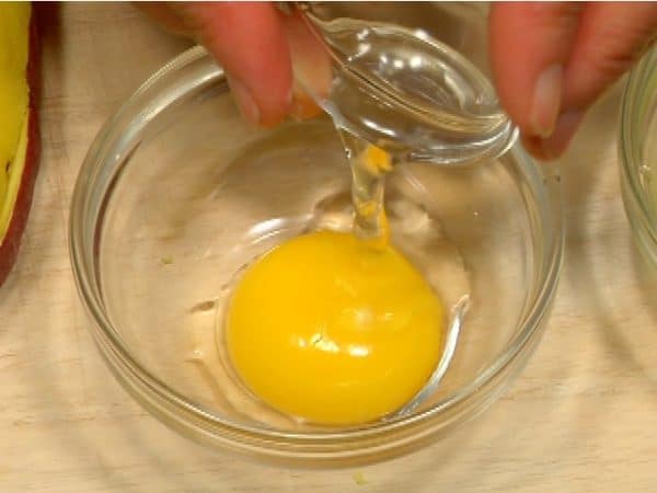將水加入蛋黃中，攪拌均勻。