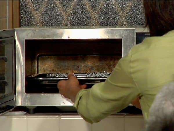 將烤盤放入烤箱並預熱至 200 °C (392 °F)。