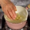 D'abord, préparez la sauce tendon. Ajoutez le bouillon dashi et le mirin dans une casserole.