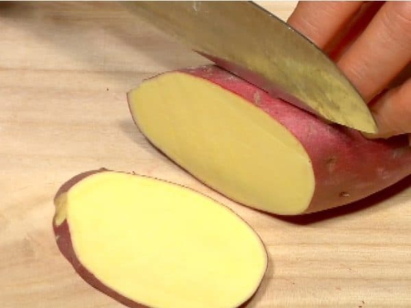 Let's cut the ingredients. Slice the sweet potato into 8 mm (0.3") thick.