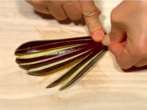 Arrange the shape of the eggplant.