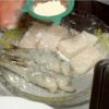 D'abord, retirez l'humidité des crevettes avec de l'essuie-tout. Ensuite, farinez légèrement les ingrédients avec le mélange à pâte à tempura.