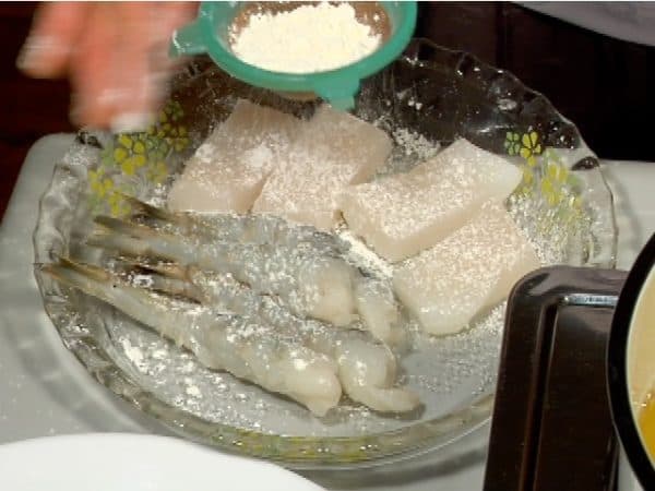 First, remove the moisture from the prawns with a paper towel. Then, thinly dust the ingredients with tempura batter mix.