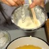 Faites frire les crevettes et le calamar dans l'huile à 180°C (356°F). Quand la pâte plonge, elle devrait flotter immédiatement près de la surface à environ 180°C.