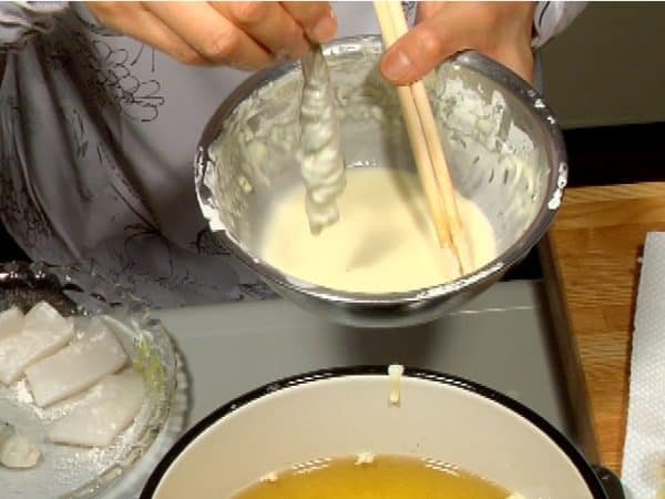 Let's deep-fry the prawns and squid in the oil at 180 °C (356 °F). When the batter is dropped, it should float immediately near the surface at around 180 °C.