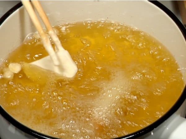 Coat the ingredients with the batter and deep-fry them.