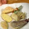 Placez les tempura de crevette et de calamar sur de l'essuie-tout pour retirer l'excès d'huile.