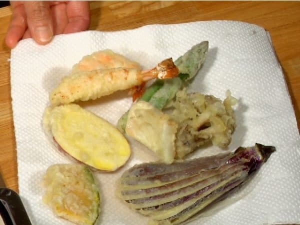 Place the prawn and squid tempura on a paper towel to remove the excess oil.