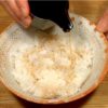 Maintenant, versez la sauce tendon chaude sur le bol de riz cuit.