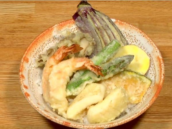 Arrange all the tempura you made on the bowl.