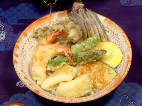 Pour extra tendon sauce over the tempura and enjoy the delicious tendon!
