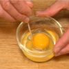 Chúng tôi sẽ làm trứng luộc lòng đào bằng lò vi sóng (lò vi ba). Đập trứng và bát phù hợp cho lò vi sóng (lò vi ba) nhỏ. Để tránh trứng bị nổ, chọc lòng đỏ bằng que (xiên) tre trong 3 đến 4 chỗ.