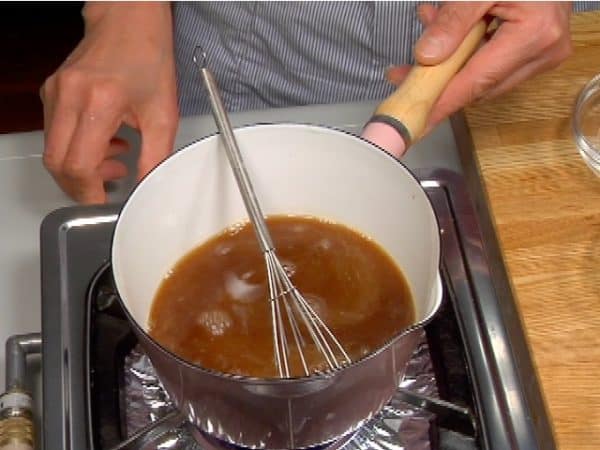 Lightly stir and turn off the burner. When cooled, transfer it to a bowl and chill the dashi sauce in the refrigerator.