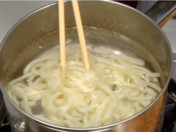 Heat the udon for about 1 minute and then loosen up the noodles with chopsticks.