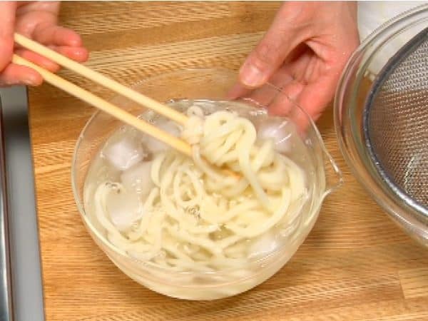 Strain the noodles and rinse the udon with running water. Then, soak them in ice water and chill the udon noodles.