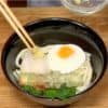 Để lá tía tô, chikuwa isobeage, trứng luộc lòng đào, củ cải daikon bào, gừng bào lên mì.