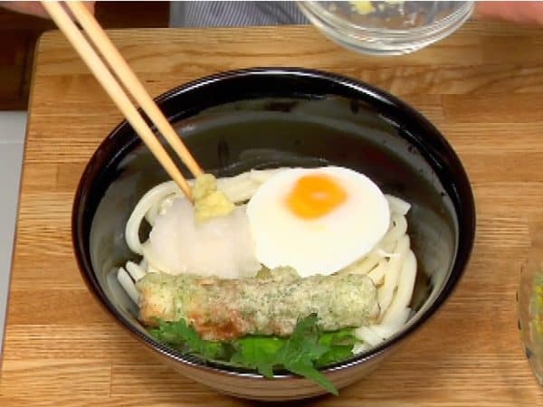 Place the shiso leaf, chikuwa isobeage, soft boiled egg, grated daikon, grated ginger root onto the noodles.