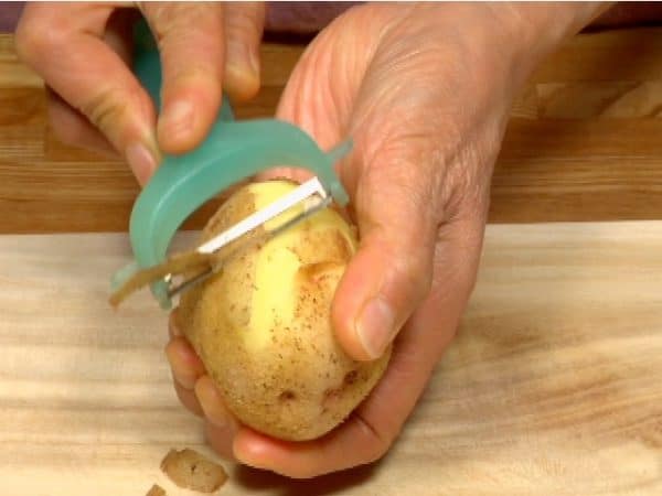 Let's prepare the ingredients. Peel the skin of the potato with a vegetable peeler.